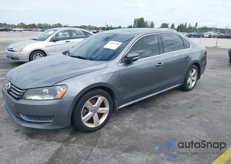 2013 Volkswagen Passat 2.5L Se z USA, uszkodzony, nr VIN 1VWBP7A3XDC019162